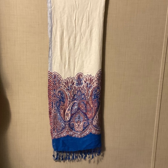 Elegant Cream and Blue Paisley Scarf - Picture 1 of 4